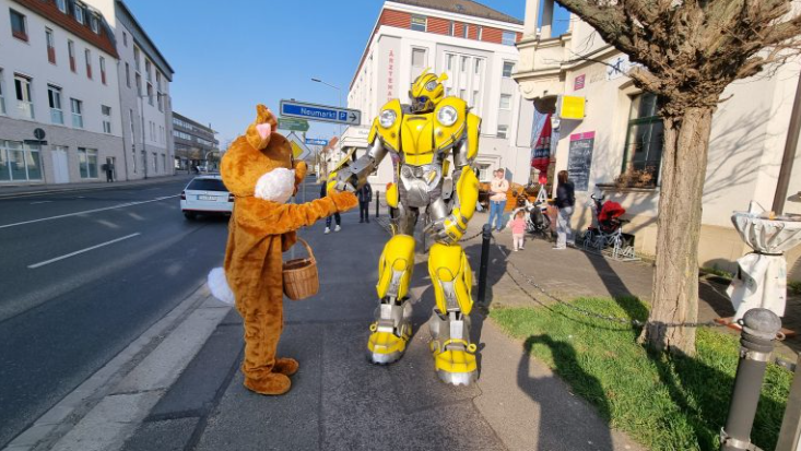 Osterhase und Roboter bei einer Aktion in Freital